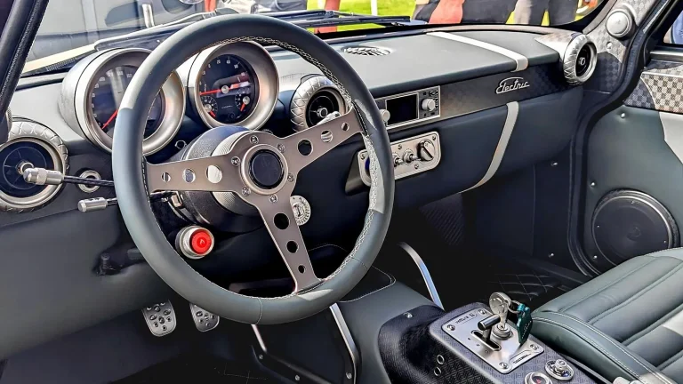 Voiture électrique réelle photographiée en extérieur pour « Entretien spécifique des voitures électriques en Belgique : Ce qu’il faut savoir »