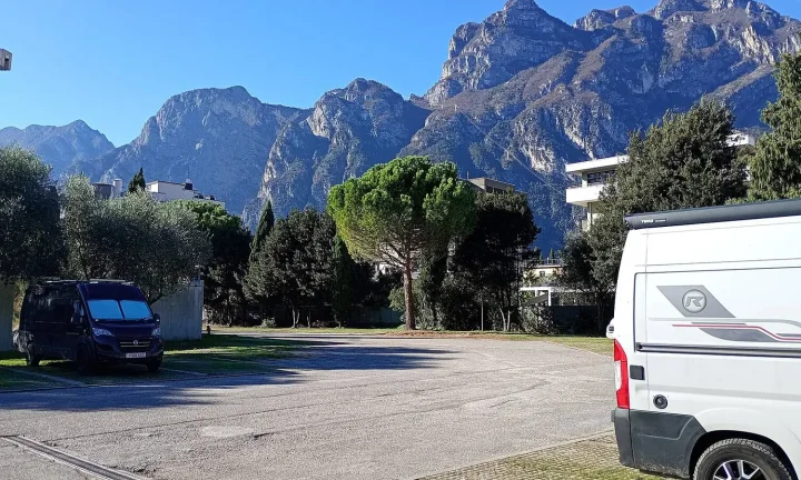Camping-car réel photographié sur la route ou en stationnement pour « Équipements Obligatoires dans un Camping-car en Belgique : La Liste Complète »
