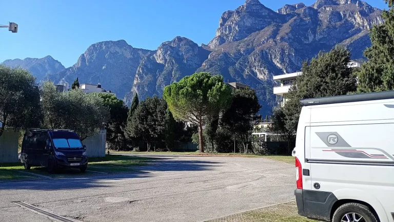 Camping-car réel photographié sur la route ou en stationnement pour « Équipements Obligatoires dans un Camping-car en Belgique : La Liste Complète »