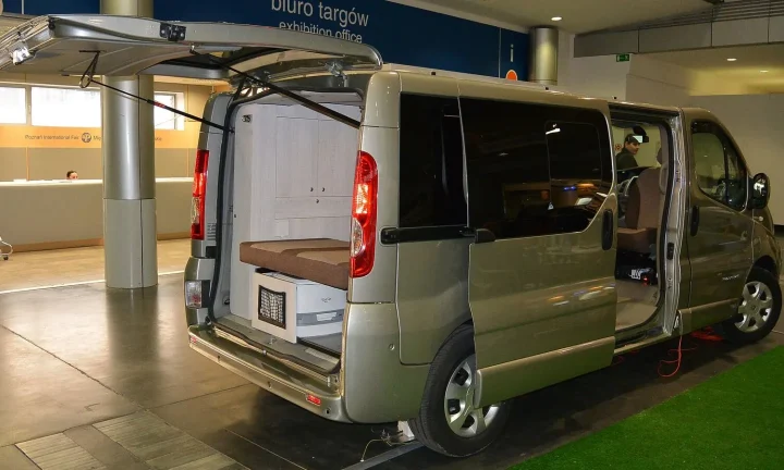 Camping-car réel photographié sur la route ou en stationnement pour « Les erreurs à éviter lors du financement de votre camping-car en Belgique »