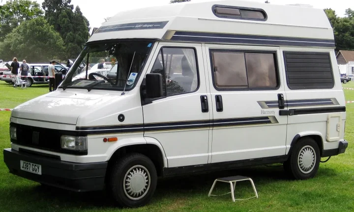 Camping-car réel photographié sur la route ou en stationnement pour « Escapade transfrontalière : La Belgique et le nord de la France en camping-car »