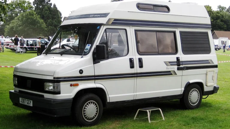 Camping-car réel photographié sur la route ou en stationnement pour « Escapade transfrontalière : La Belgique et le nord de la France en camping-car »