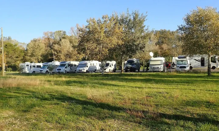 Camping-car réel photographié sur la route ou en stationnement pour « Essai routier d’un camping-car : Ce qu’il faut vérifier »