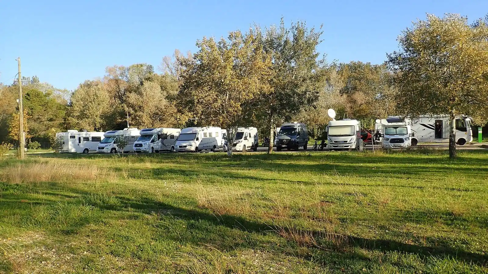 Camping-car réel photographié sur la route ou en stationnement pour « Essai routier d’un camping-car : Ce qu’il faut vérifier »