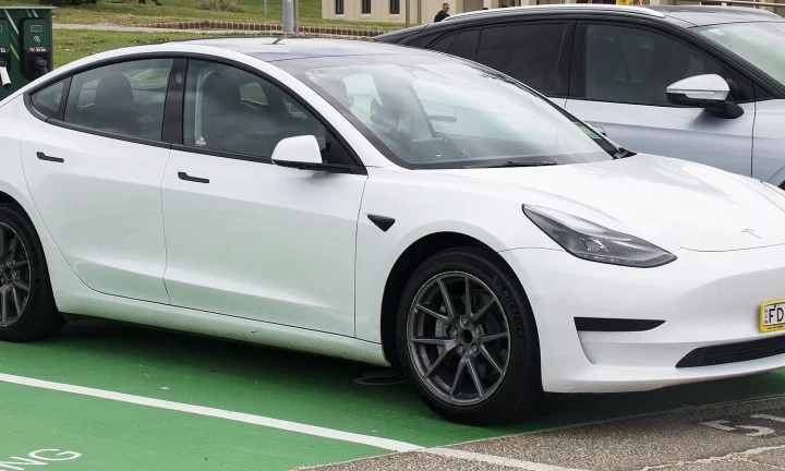 Voiture électrique réelle photographiée en extérieur pour « Essai routier d’une voiture électrique en Belgique : Ce qu’il faut tester »
