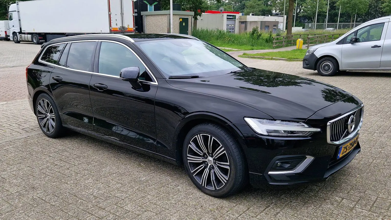 Voiture réelle photographiée en extérieur pour « L’essai routier : le test ultime avant d’acheter votre voiture d’occasion en Belgique »