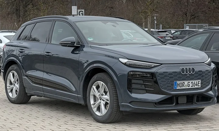 Voiture électrique réelle photographiée en extérieur pour « Essence, diesel, hybride ou électrique : que choisir en Belgique ? »