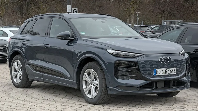 Voiture électrique réelle photographiée en extérieur pour « Essence, diesel, hybride ou électrique : que choisir en Belgique ? »