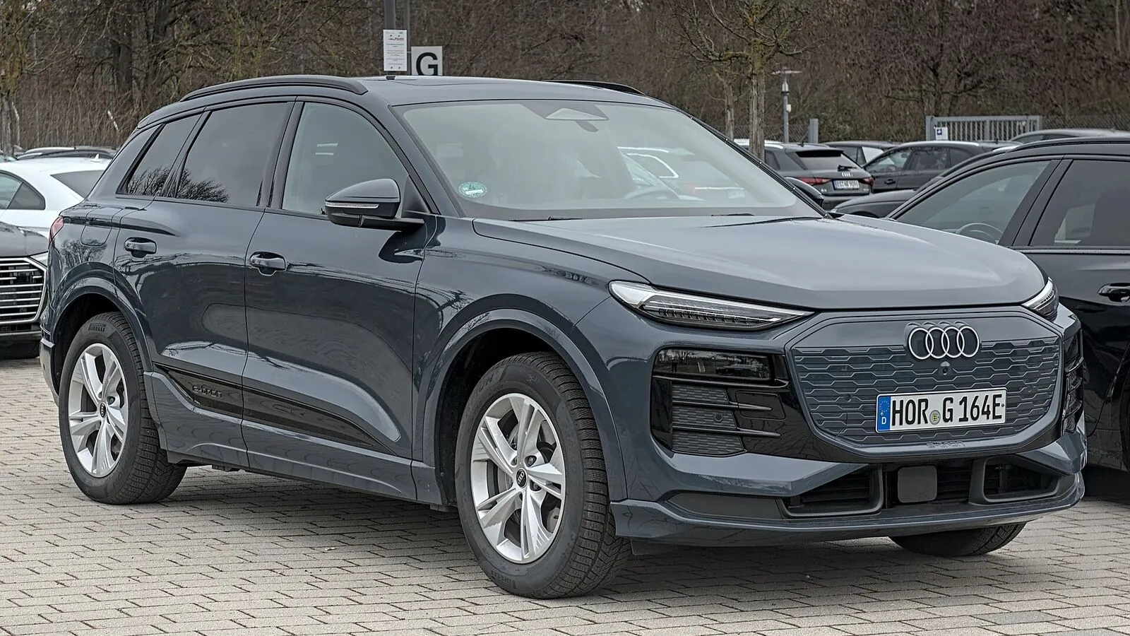Voiture électrique réelle photographiée en extérieur pour « Essence, diesel, hybride ou électrique : que choisir en Belgique ? »