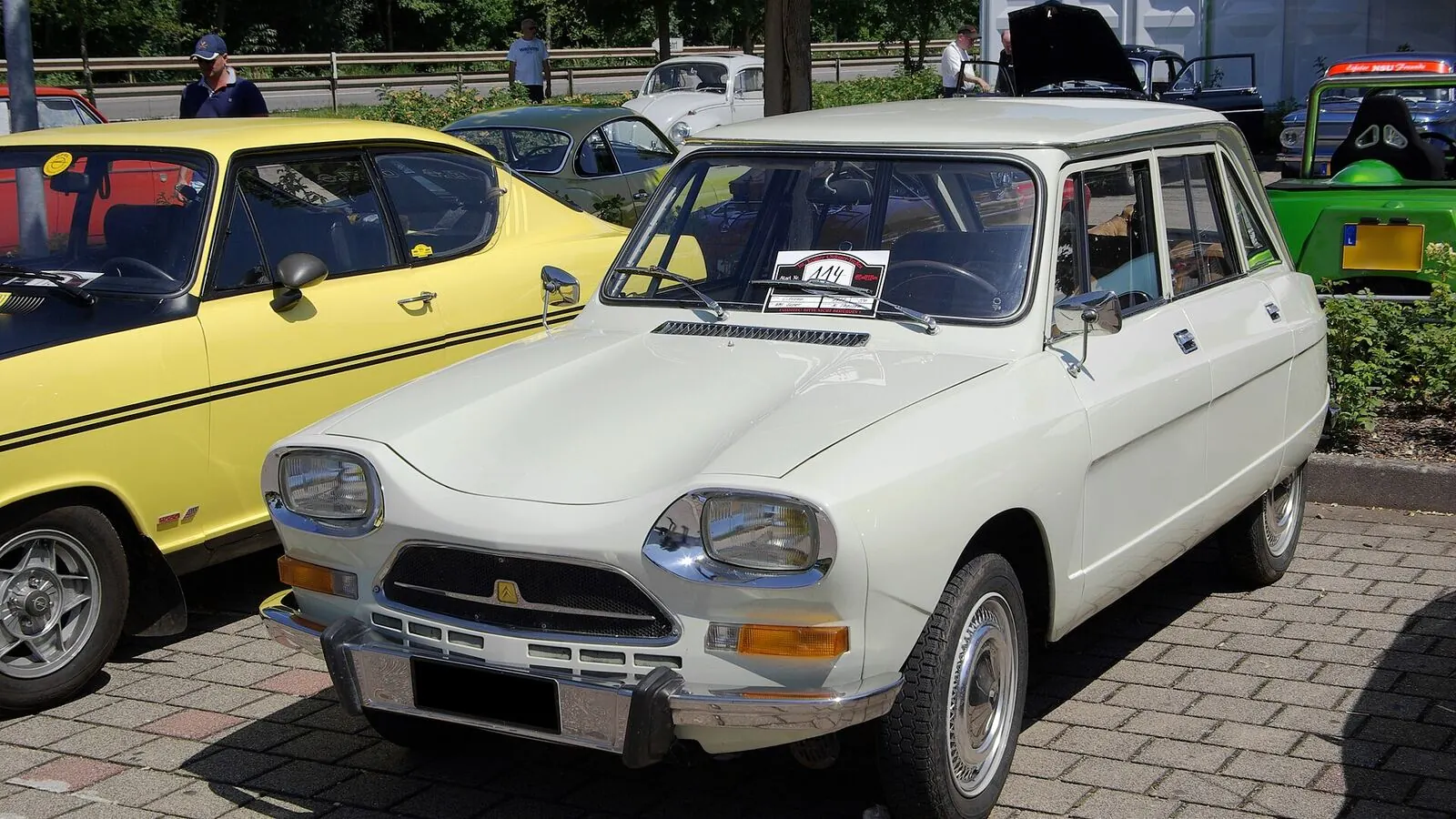 Voiture réelle photographiée en extérieur pour « Estimateur de dépréciation automobile »