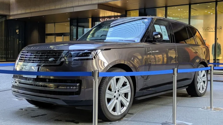 Voiture réelle photographiée en extérieur pour « Le prix juste : Comment estimer la valeur d’une voiture d’occasion en Belgique »