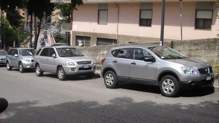 Voiture réelle photographiée en extérieur pour « Établir son Budget : Financement et Assurance pour une Voiture d’Occasion en Belgique »