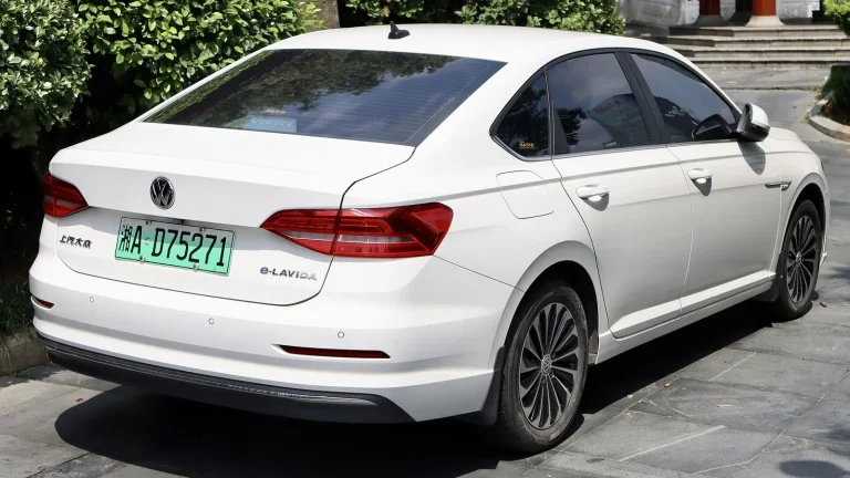 Voiture réelle photographiée en extérieur pour « Évaluer l’état des pneus et du système de freinage sur une voiture d’occasion »