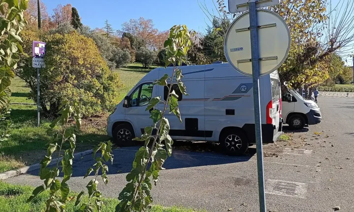 Camping-car réel photographié sur la route ou en stationnement pour « Les Événements et Festivals Belges avec Aires de Service pour Camping-cars à Proximité »