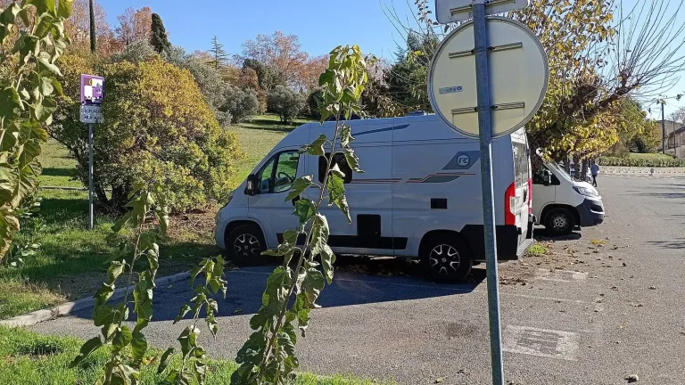 Camping-car réel photographié sur la route ou en stationnement pour « Les Événements et Festivals Belges avec Aires de Service pour Camping-cars à Proximité »