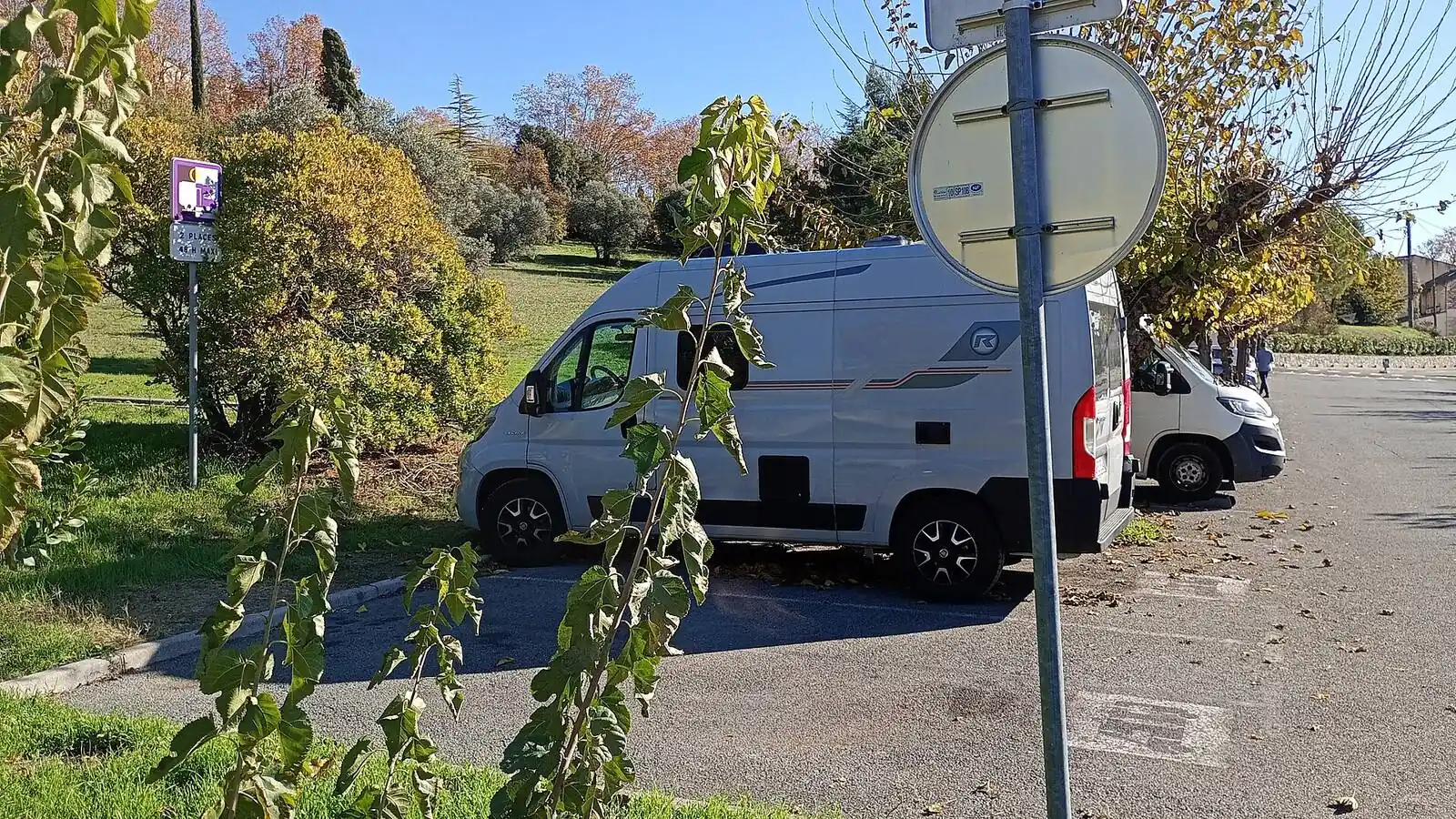 Camping-car réel photographié sur la route ou en stationnement pour « Les Événements et Festivals Belges avec Aires de Service pour Camping-cars à Proximité »