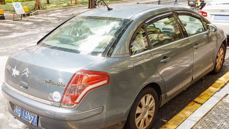 Voiture réelle photographiée en extérieur pour « Comment éviter les arnaques lors de l’achat d’une voiture d’occasion en Belgique ? »