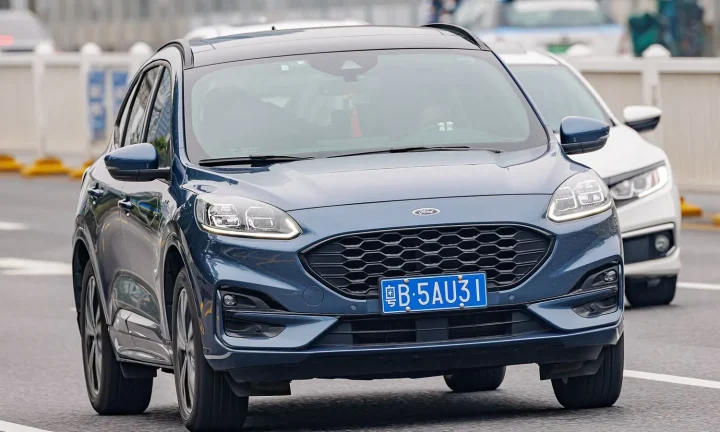 Voiture réelle photographiée en extérieur pour « L’Évolution des Bornes de Recharge Publiques en Belgique : État des Lieux et Perspectives »