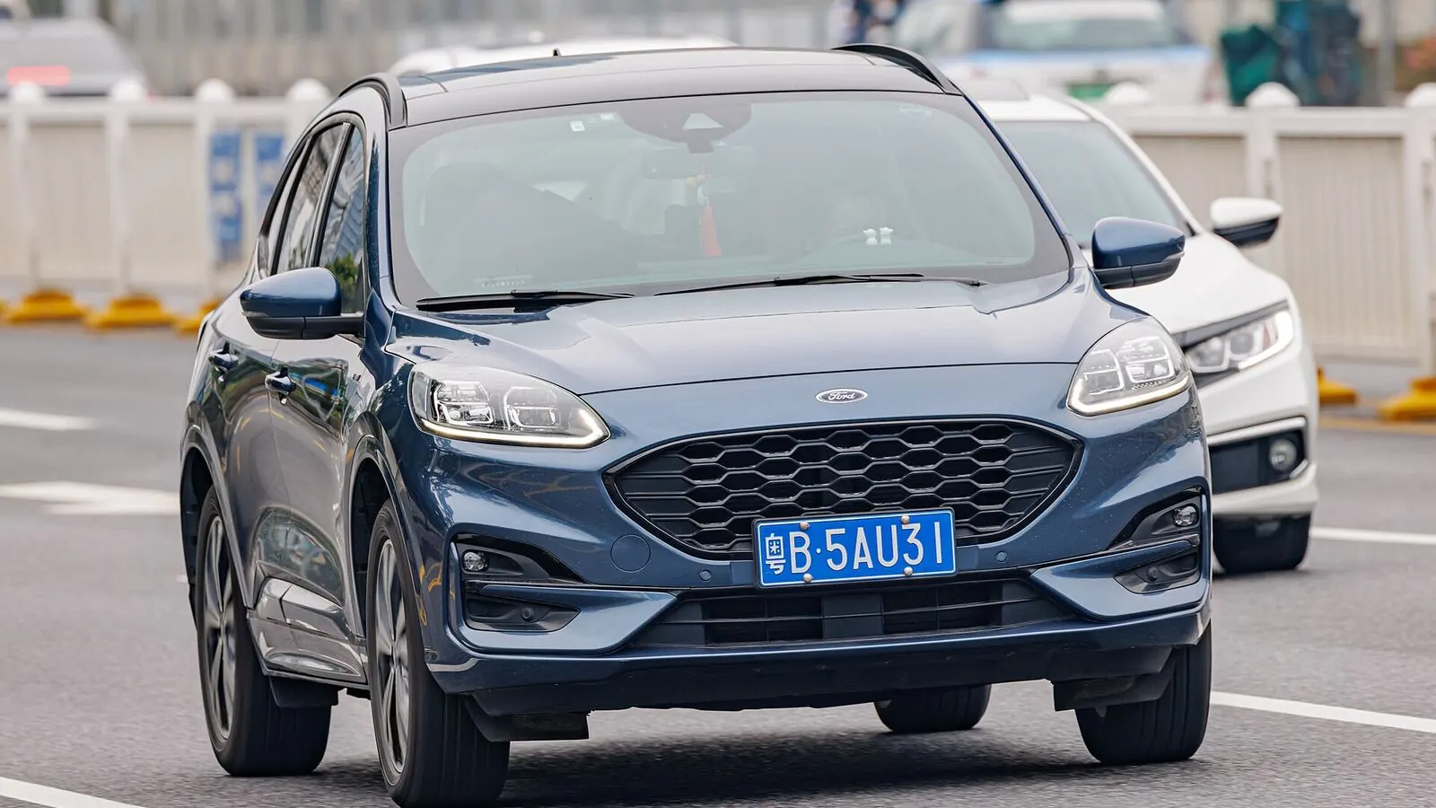 Voiture réelle photographiée en extérieur pour « L’Évolution des Bornes de Recharge Publiques en Belgique : État des Lieux et Perspectives »