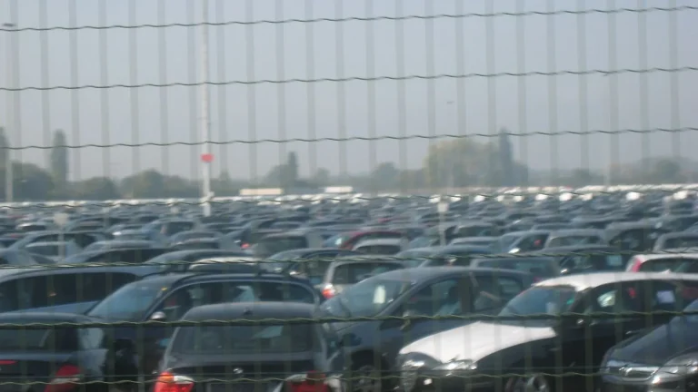Voiture réelle photographiée en extérieur pour « Examen pratique permis B en Belgique: Déroulement et conseils pour la réussite »