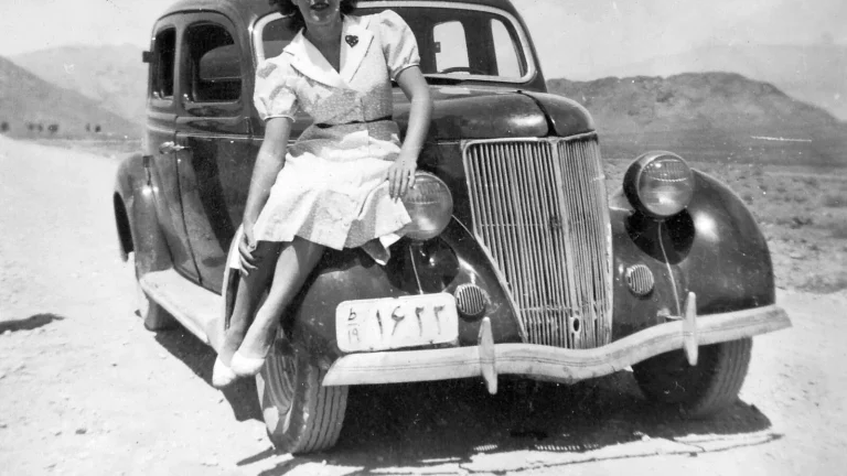 Voiture réelle photographiée en extérieur pour « Examen du système d’échappement : rouille, fuites et bruits anormaux »