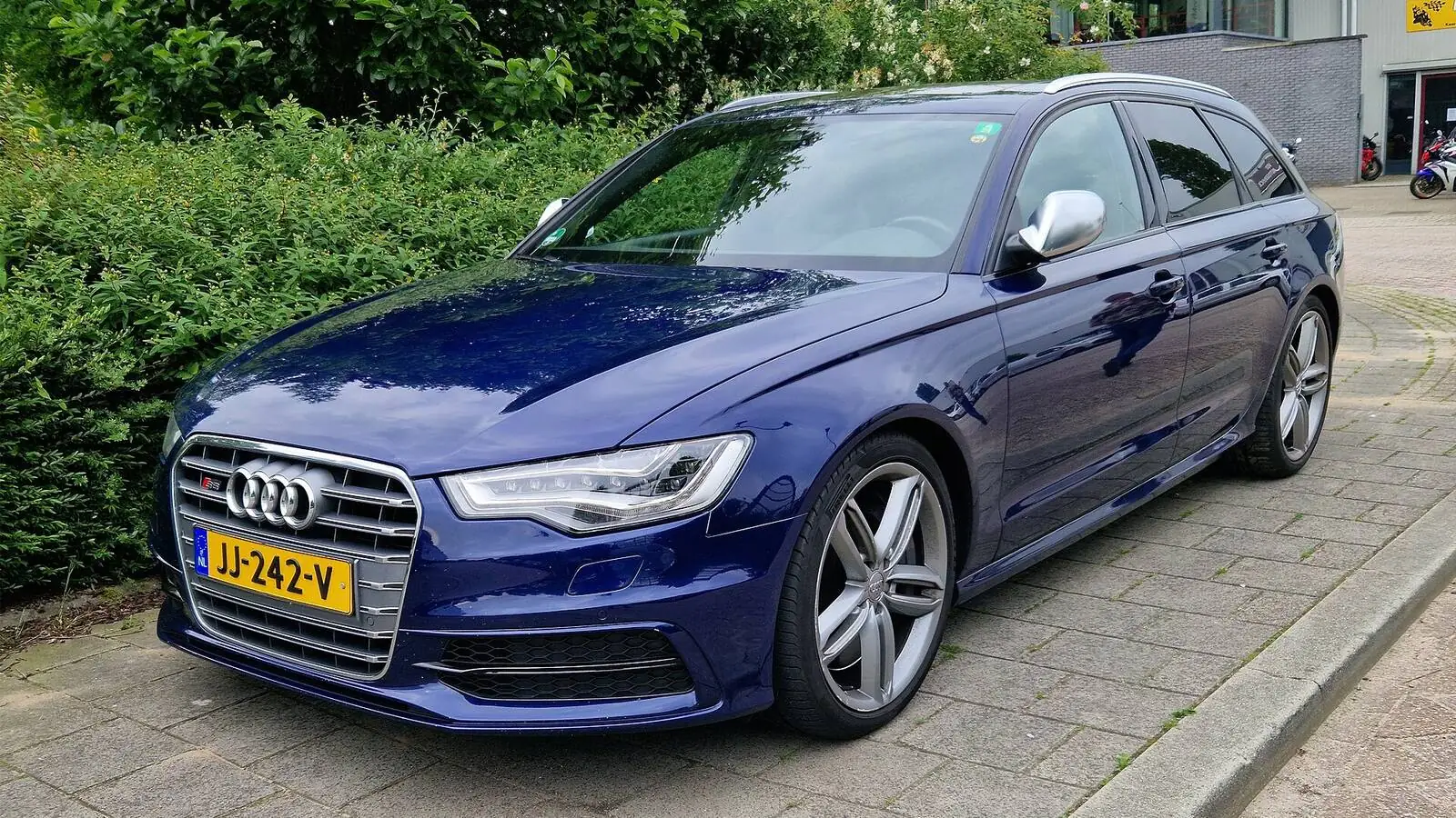 Voiture réelle photographiée en extérieur pour « Faire expertiser une voiture d’occasion en Belgique : quand et pourquoi ? »