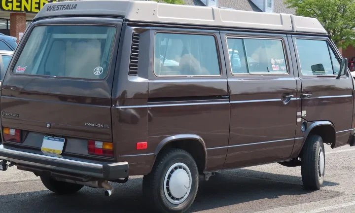 Camping-car réel photographié sur la route ou en stationnement pour « Explorer le Hainaut en camping-car : Patrimoine industriel et parcs d’aventure »
