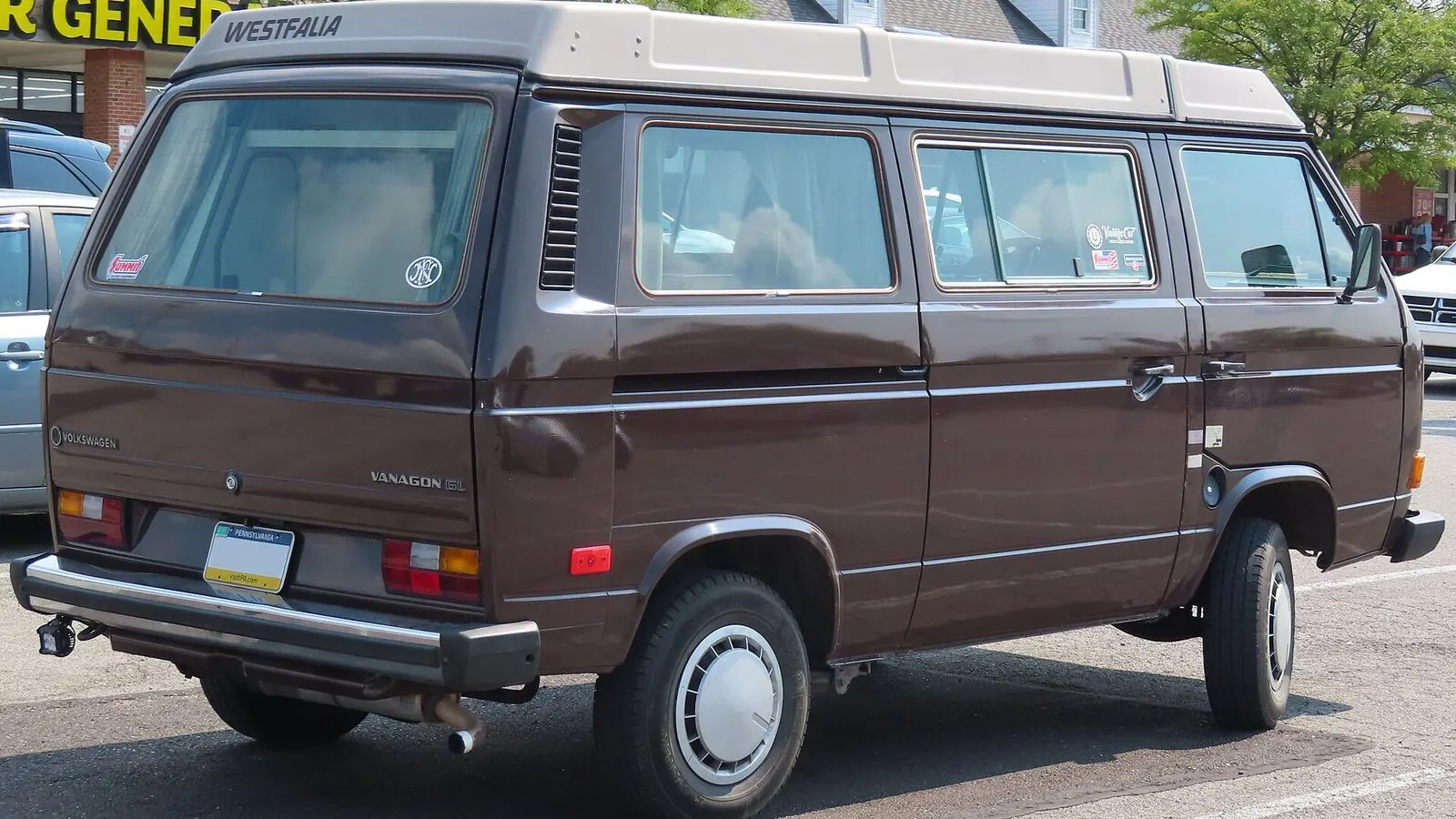 Camping-car réel photographié sur la route ou en stationnement pour « Explorer le Hainaut en camping-car : Patrimoine industriel et parcs d’aventure »