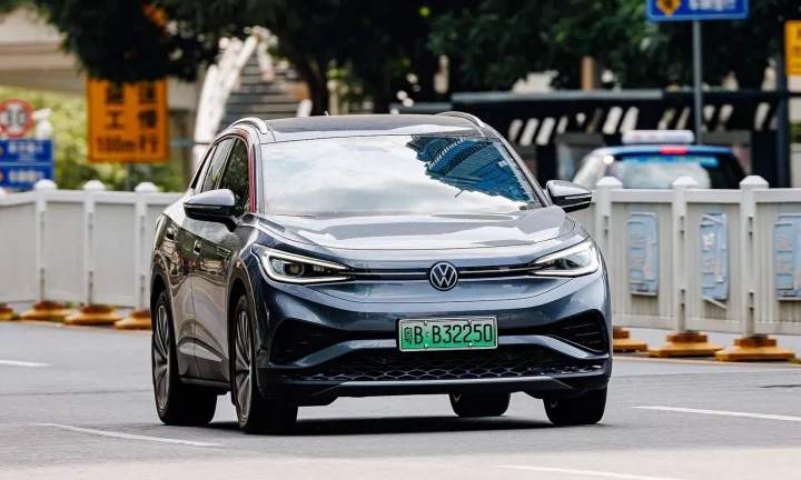 Voiture électrique réelle photographiée en extérieur pour « Les Facteurs Inattendus qui Affectent l’Autonomie de Votre VE »