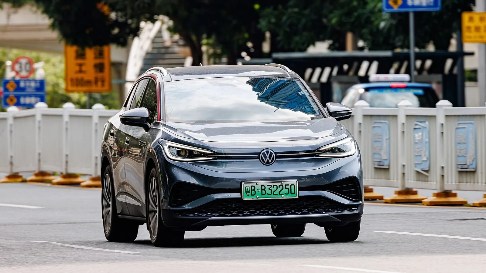 Voiture électrique réelle photographiée en extérieur pour « Les Facteurs Inattendus qui Affectent l’Autonomie de Votre VE »