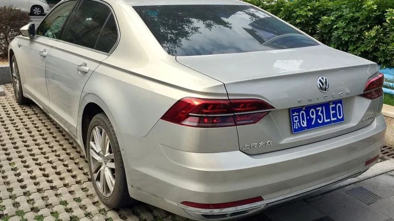 Voiture réelle photographiée en extérieur pour « Facteurs Influant la Décote des Véhicules Écologiques d’Occasion »