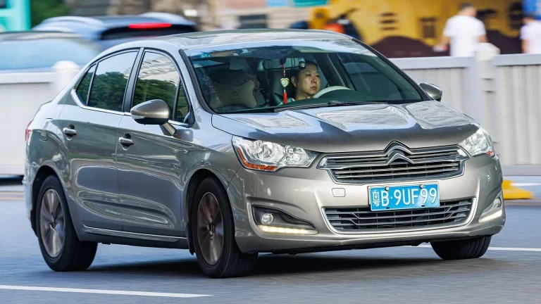 Voiture réelle photographiée en extérieur pour « Voiture d’Occasion : Faut-il Privilégier un Faible ou un Fort Kilométrage en Belgique ? »