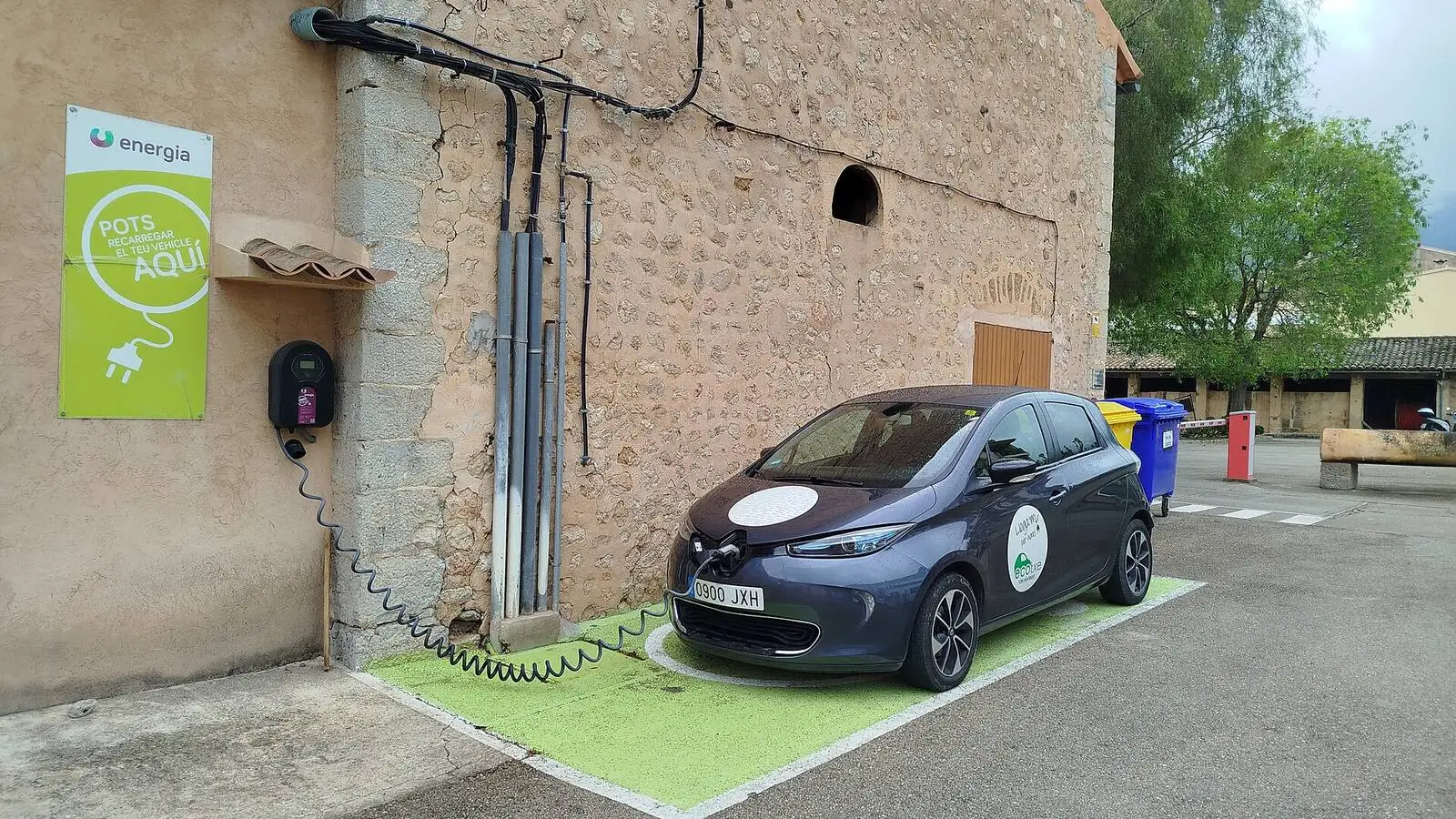 Voiture électrique réelle photographiée en extérieur pour « Fiabilité des Voitures Électriques : Quels Modèles Sont les Plus Robustes en Belgique ? »