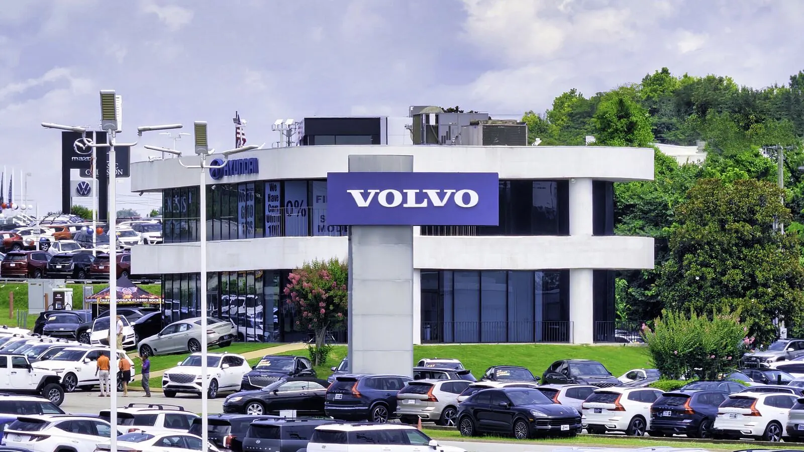 Voitures réelles photographiées dans un contexte de vente automobile pour « Financement auto en Belgique: Crédit, leasing ou prêt personnel? »