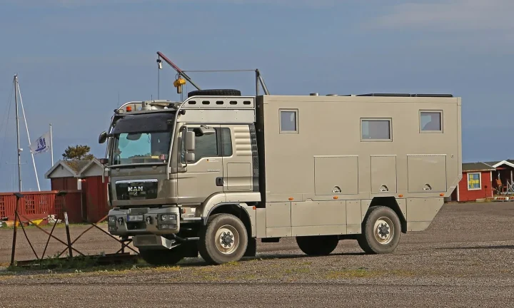 Camping-car réel photographié sur la route ou en stationnement pour « Financer l’achat de votre camping-car en Belgique : Options et conseils »