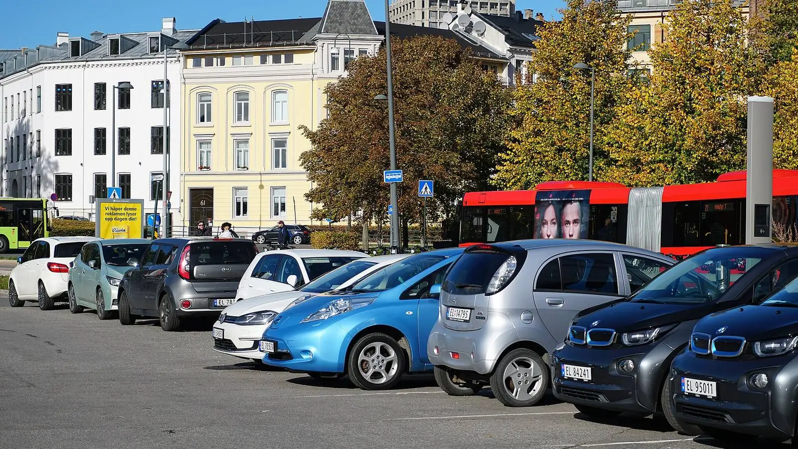 Voiture réelle photographiée en extérieur pour « Financer sa Voiture en Belgique : Crédit Auto, Leasing ou Location Longue Durée »