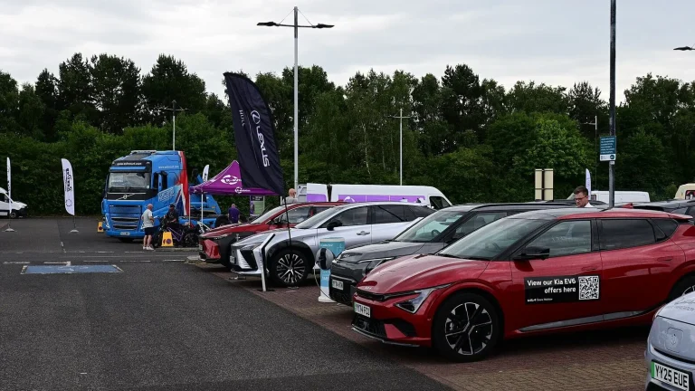 Voiture électrique réelle photographiée en extérieur pour « Financer une Voiture Électrique d’Occasion en Belgique : Spécificités et Aides »