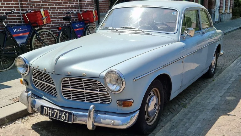 Voiture réelle photographiée en extérieur pour « Financer sa voiture d’occasion en Belgique : crédits auto et solutions de paiement »