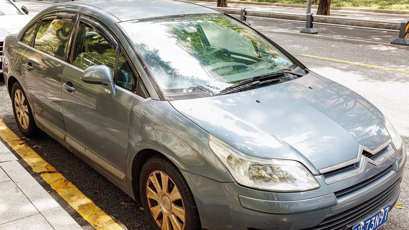 Voiture réelle photographiée en extérieur pour « Financer une voiture d’occasion : aspects légaux des crédits auto en Belgique »