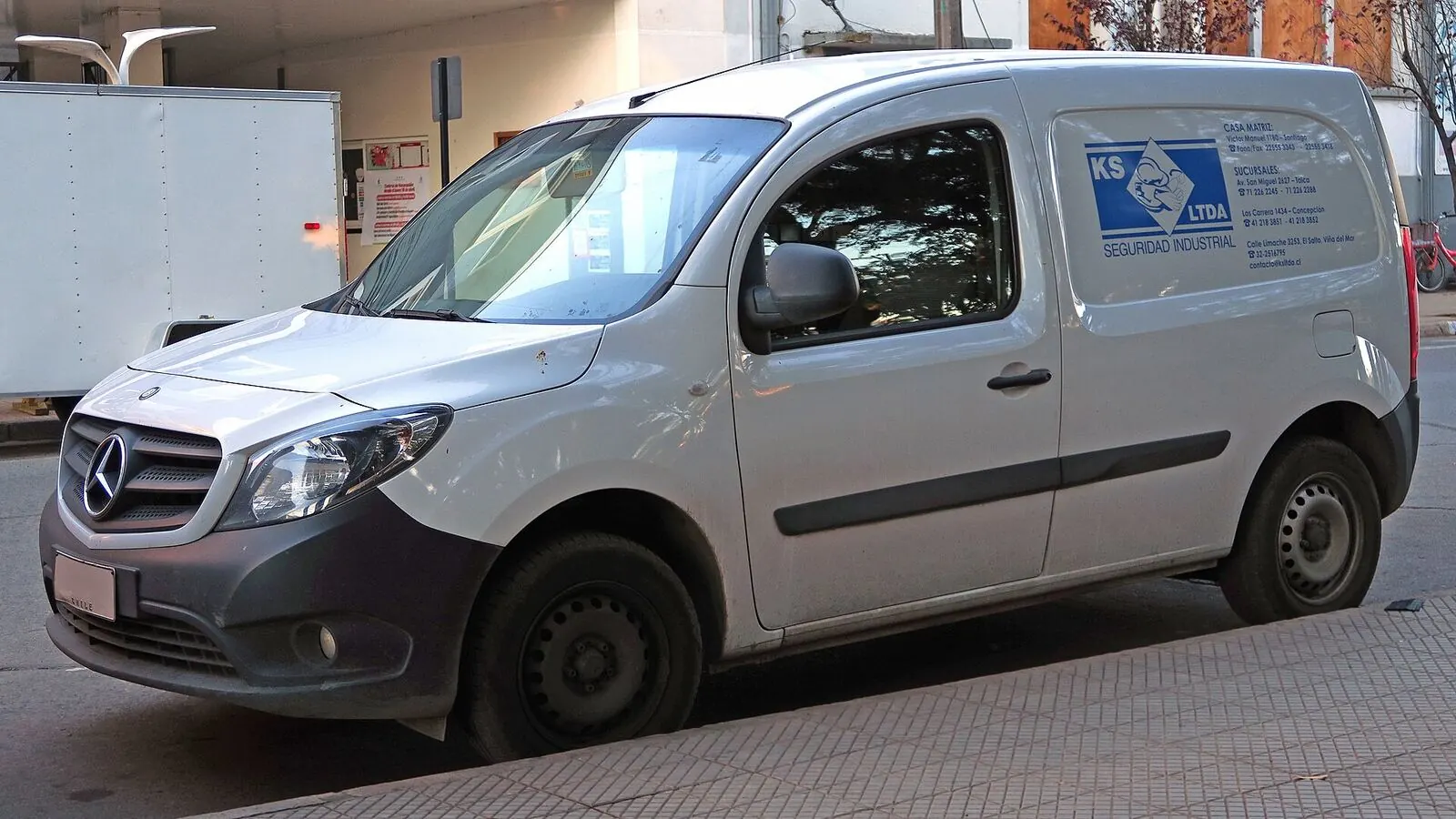 Voiture électrique réelle photographiée en extérieur pour « Fiscalité des Avantages de Toute Nature (ATN) pour les VE de Fonction en Belgique »