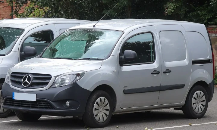 Voiture électrique réelle photographiée en extérieur pour « Fiscalité et Avantages Fiscaux pour les VE en Belgique : Le Guide Complet »