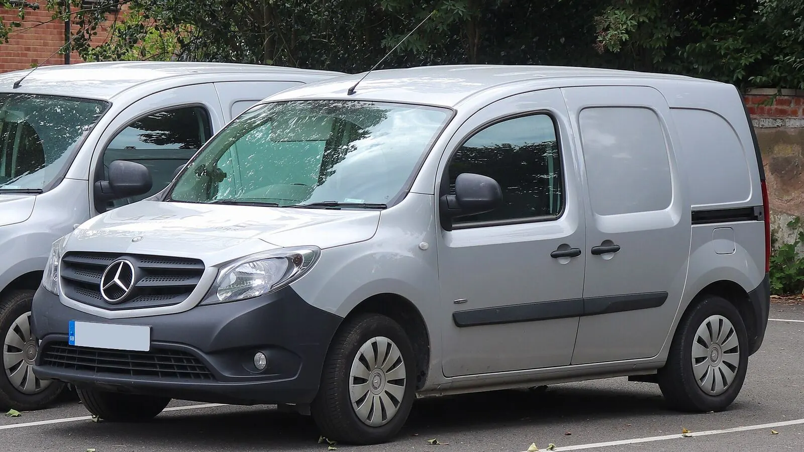 Voiture électrique réelle photographiée en extérieur pour « Fiscalité et Avantages Fiscaux pour les VE en Belgique : Le Guide Complet »