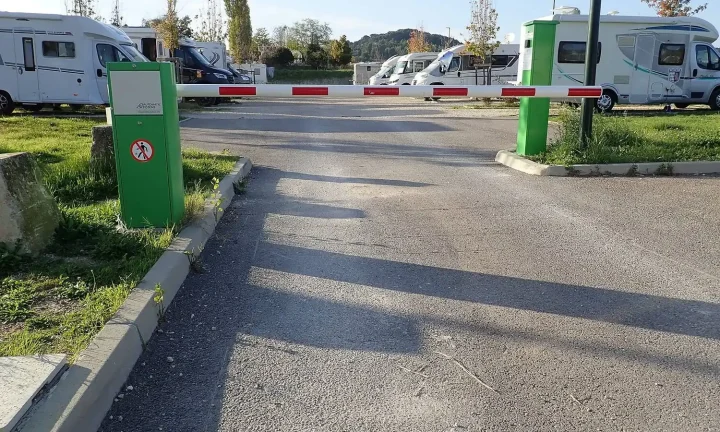 Camping-car réel photographié sur la route ou en stationnement pour « La fiscalité des camping-cars en Belgique : Taxes et implications »