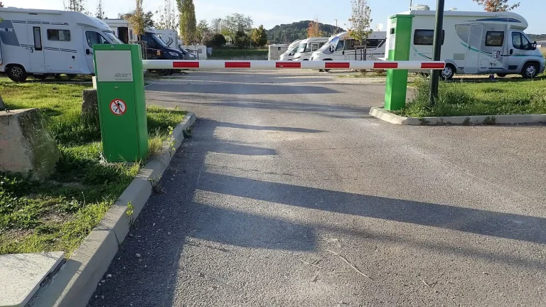 Camping-car réel photographié sur la route ou en stationnement pour « La fiscalité des camping-cars en Belgique : Taxes et implications »