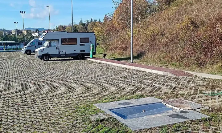 Camping-car réel photographié sur la route ou en stationnement pour « Fiscalité des Camping-cars en Belgique : Tensions et Réformes Potentielles »