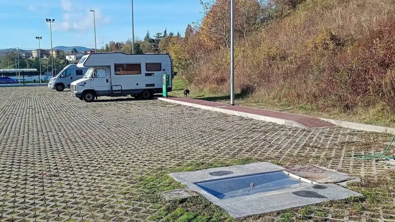 Camping-car réel photographié sur la route ou en stationnement pour « Fiscalité des Camping-cars en Belgique : Tensions et Réformes Potentielles »