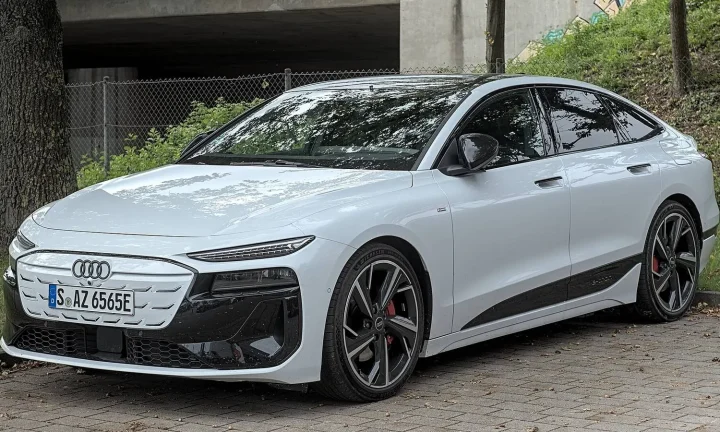 Voiture électrique réelle photographiée en extérieur pour « Fiscalité des voitures électriques en Belgique »