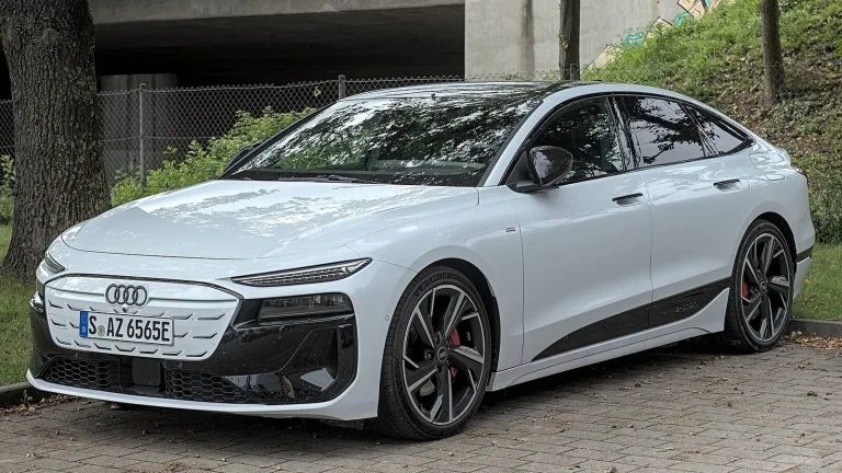 Voiture électrique réelle photographiée en extérieur pour « Fiscalité des voitures électriques en Belgique »