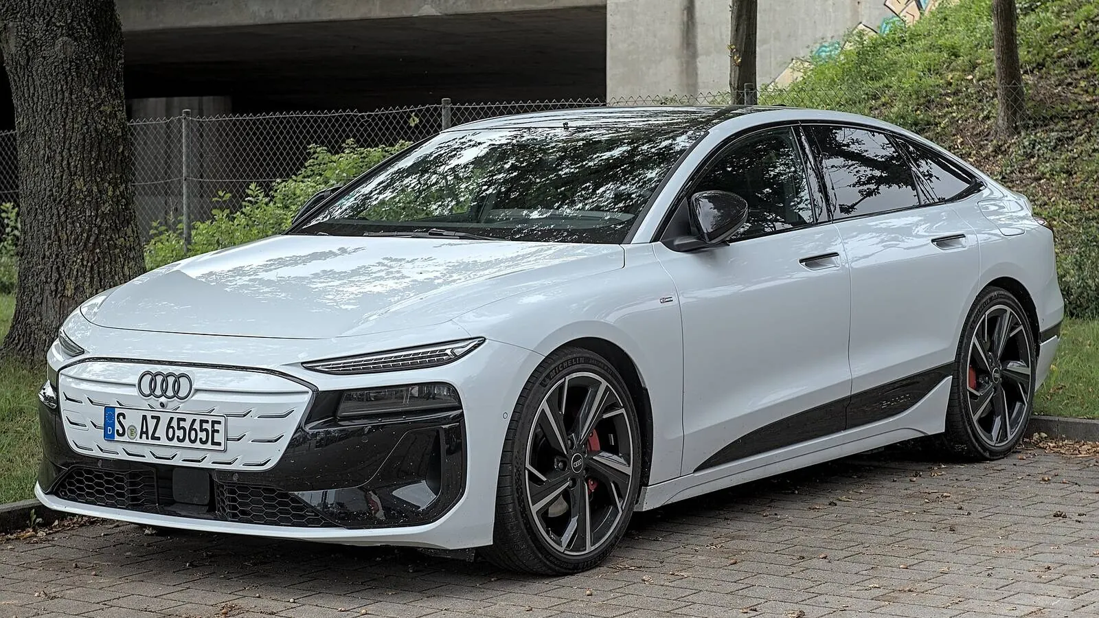 Voiture électrique réelle photographiée en extérieur pour « Fiscalité des voitures électriques en Belgique »