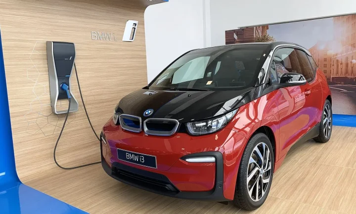 Voiture électrique réelle photographiée en extérieur pour « Fiscalité flamande et voitures électriques : comprendre les avantages »